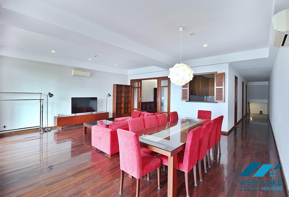 Stunning lake view 02 bedrooms apartment for rent on Xuan Dieu street, Tay Ho, Ha Noi