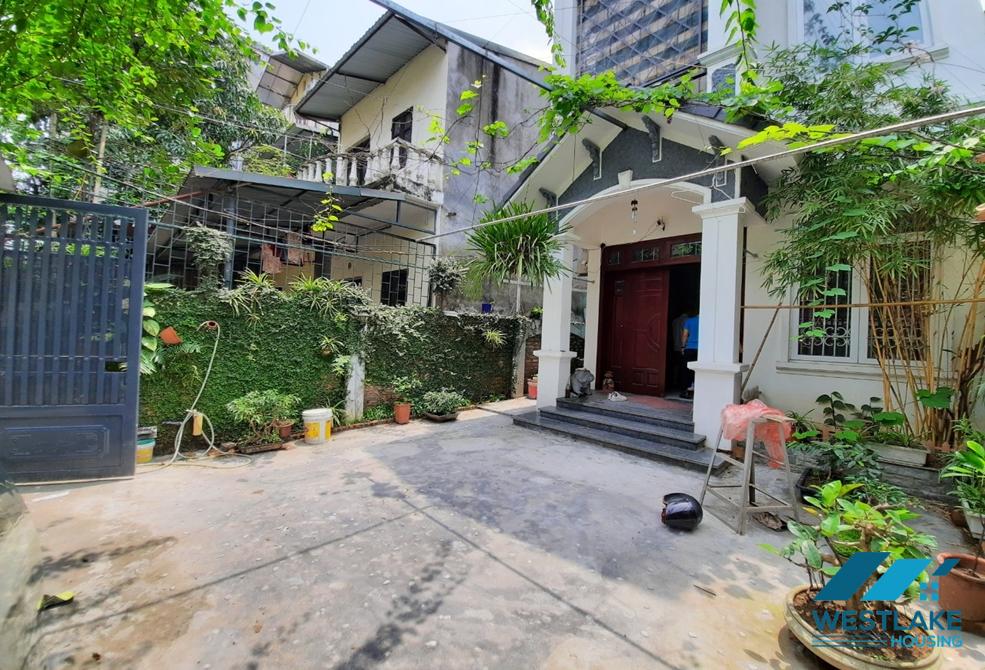 A little house with small garden for rent in Long Bien district