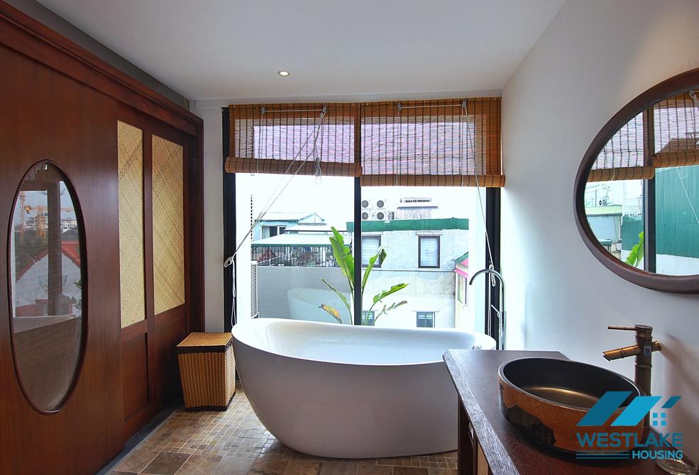 Căn Hộ 2 Phòng Ngủ Mới View Hồ Tuyệt Đẹp Cho Thuê Tại Đặng Thai Mai, Tây Hồ