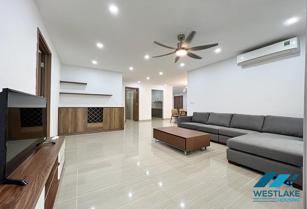 Căn hộ L4 tầng cao nhìn ra sân golf, công viên, hồ, có máy lạnh, ba phòng ngủ mới đầy đủ tiện nghi
