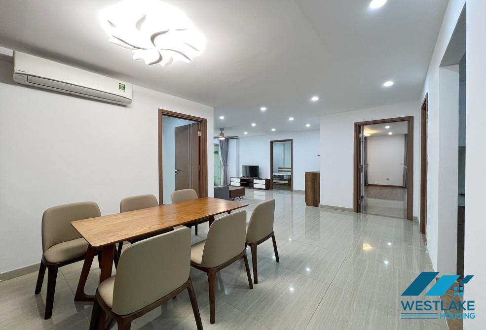 Căn hộ L4 tầng cao nhìn ra sân golf, công viên, hồ, có máy lạnh, ba phòng ngủ mới đầy đủ tiện nghi