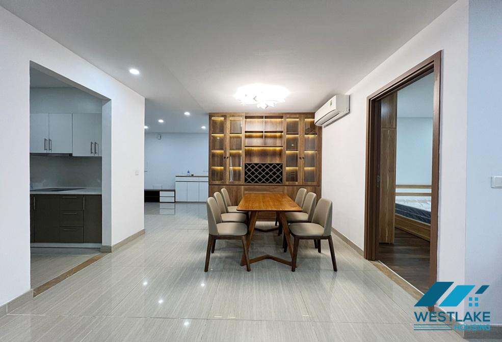 Căn hộ L4 tầng cao nhìn ra sân golf, công viên, hồ, có máy lạnh, ba phòng ngủ mới đầy đủ tiện nghi