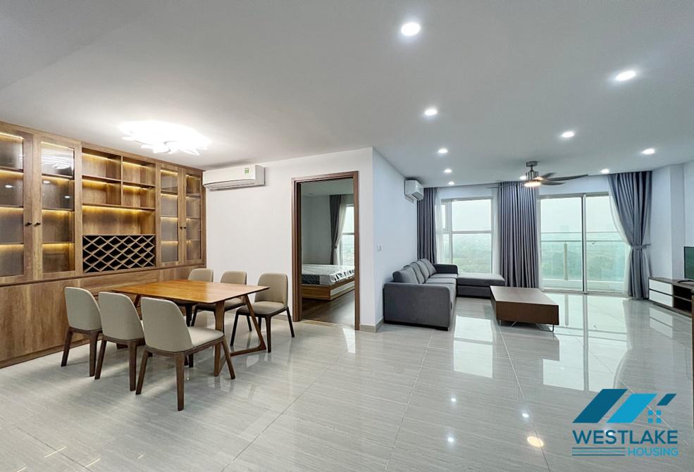 Căn hộ L4 tầng cao nhìn ra sân golf, công viên, hồ, có máy lạnh, ba phòng ngủ mới đầy đủ tiện nghi