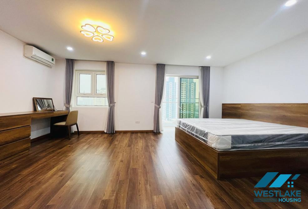 Căn hộ L4 tầng cao nhìn ra sân golf, công viên, hồ, có máy lạnh, ba phòng ngủ mới đầy đủ tiện nghi