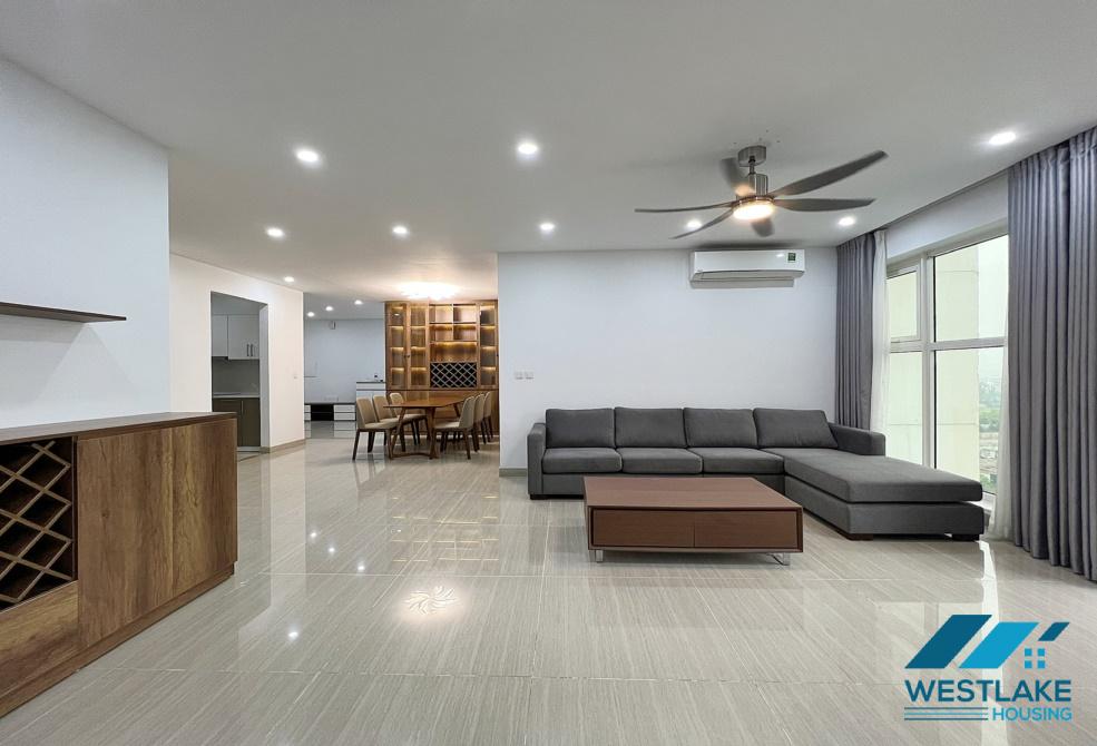 Căn hộ L4 tầng cao nhìn ra sân golf, công viên, hồ, có máy lạnh, ba phòng ngủ mới đầy đủ tiện nghi