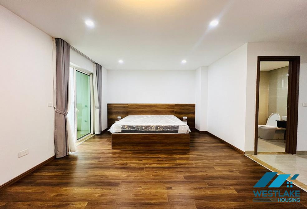 Căn hộ L4 tầng cao nhìn ra sân golf, công viên, hồ, có máy lạnh, ba phòng ngủ mới đầy đủ tiện nghi