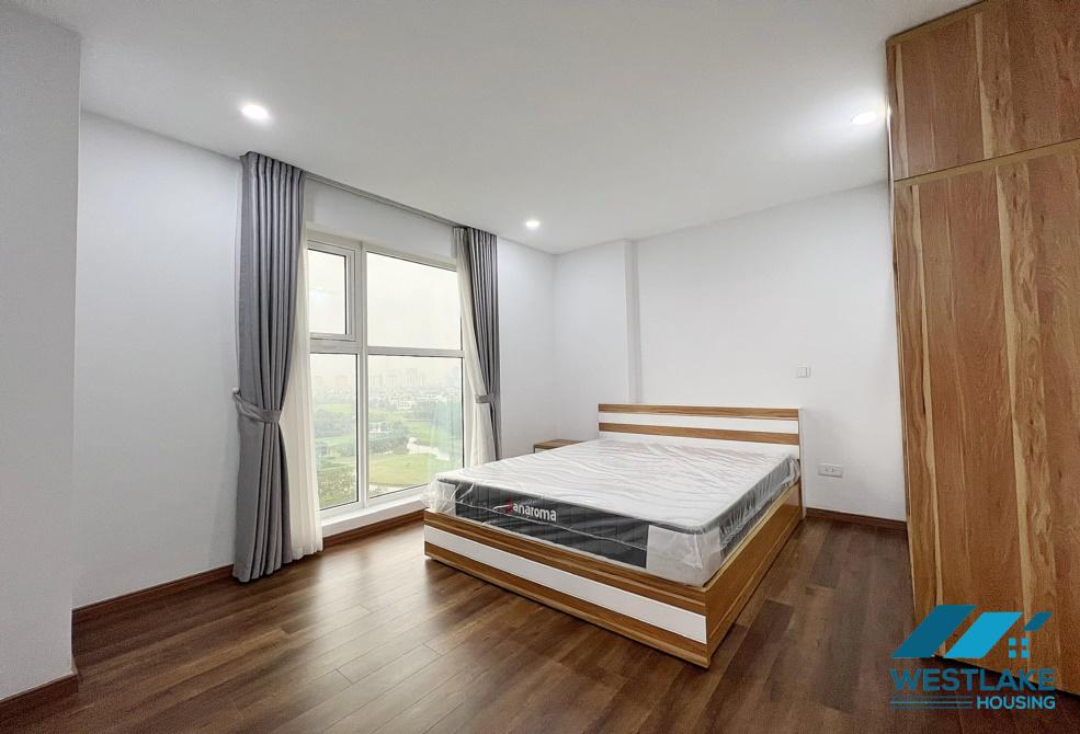 Căn hộ L4 tầng cao nhìn ra sân golf, công viên, hồ, có máy lạnh, ba phòng ngủ mới đầy đủ tiện nghi