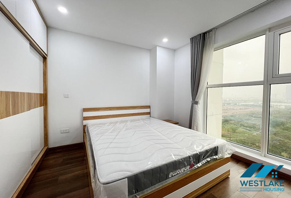 Căn hộ L4 tầng cao nhìn ra sân golf, công viên, hồ, có máy lạnh, ba phòng ngủ mới đầy đủ tiện nghi