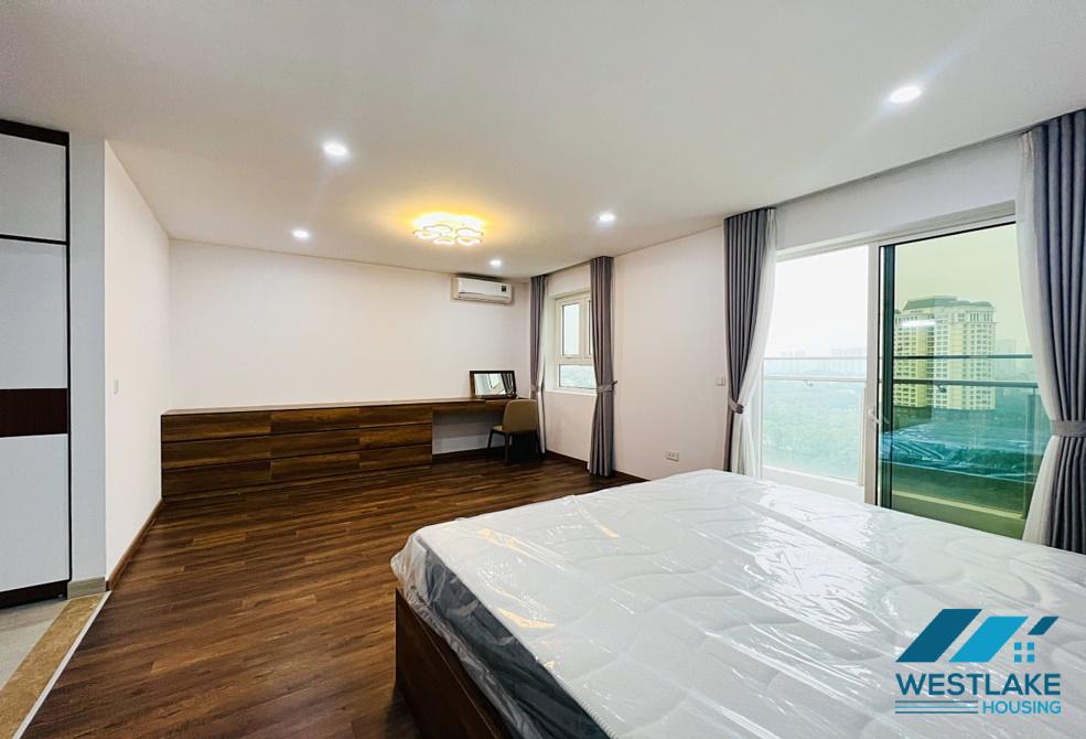 Căn hộ L4 tầng cao nhìn ra sân golf, công viên, hồ, có máy lạnh, ba phòng ngủ mới đầy đủ tiện nghi