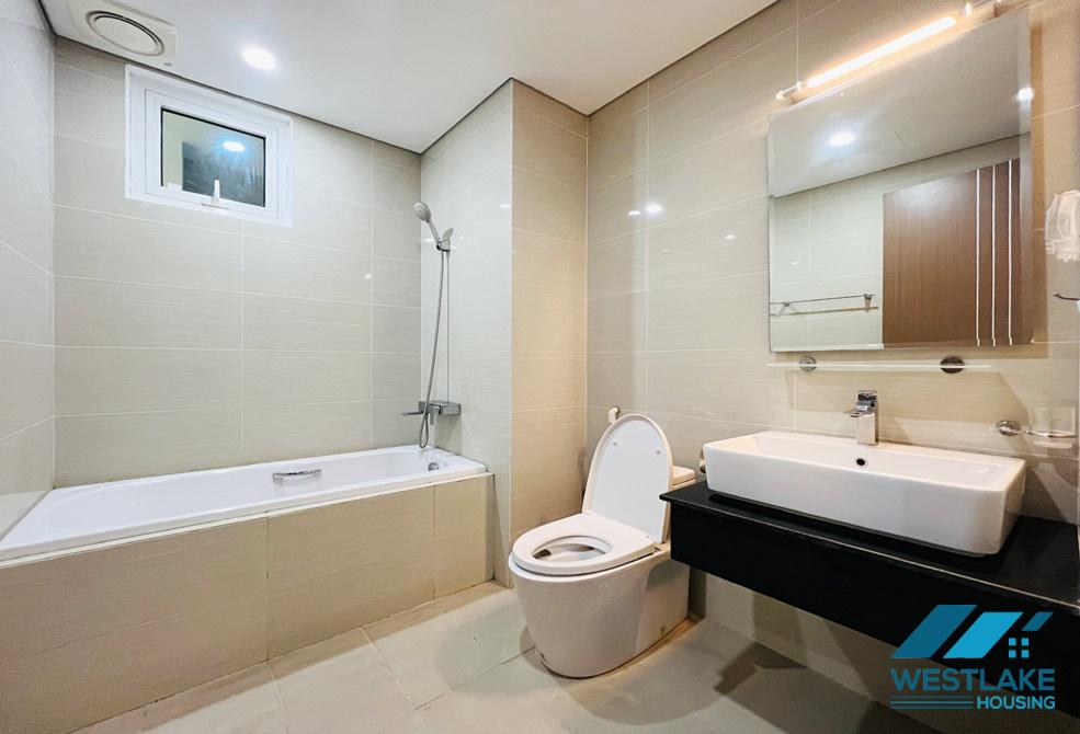 Căn hộ L4 tầng cao nhìn ra sân golf, công viên, hồ, có máy lạnh, ba phòng ngủ mới đầy đủ tiện nghi