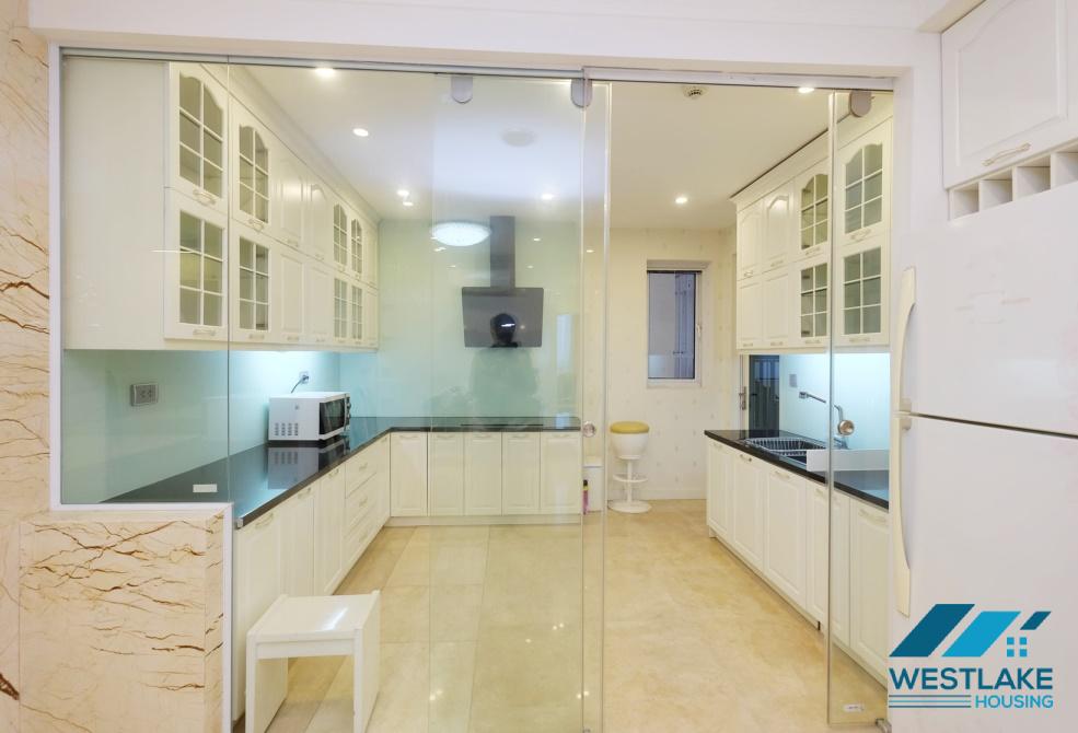 Cho thuê căn hộ 3 phòng ngủ 154m2 sang trọng tại Ciputra, Hà Nội