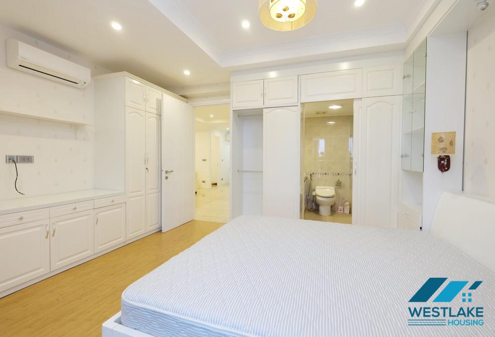Cho thuê căn hộ 3 phòng ngủ 154m2 sang trọng tại Ciputra, Hà Nội