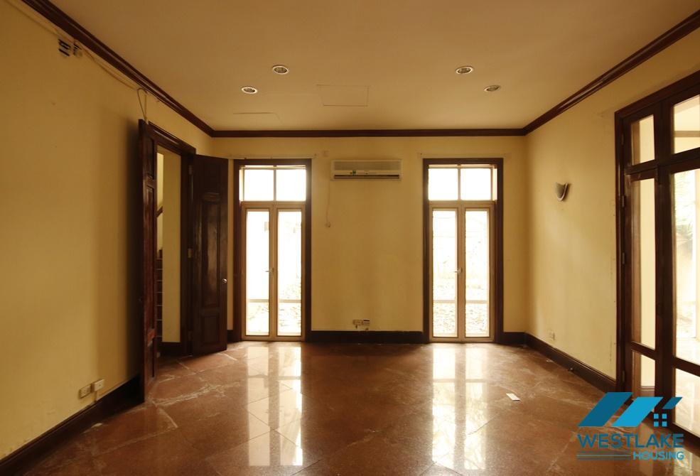 Cho thuê biệt thự tại phố Lê Hồng Phong trung tâm quận Ba Đình
