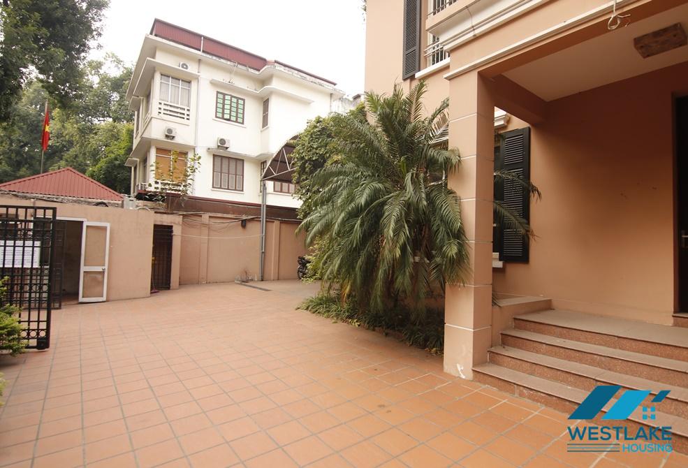 Cho thuê biệt thự tại phố Lê Hồng Phong trung tâm quận Ba Đình