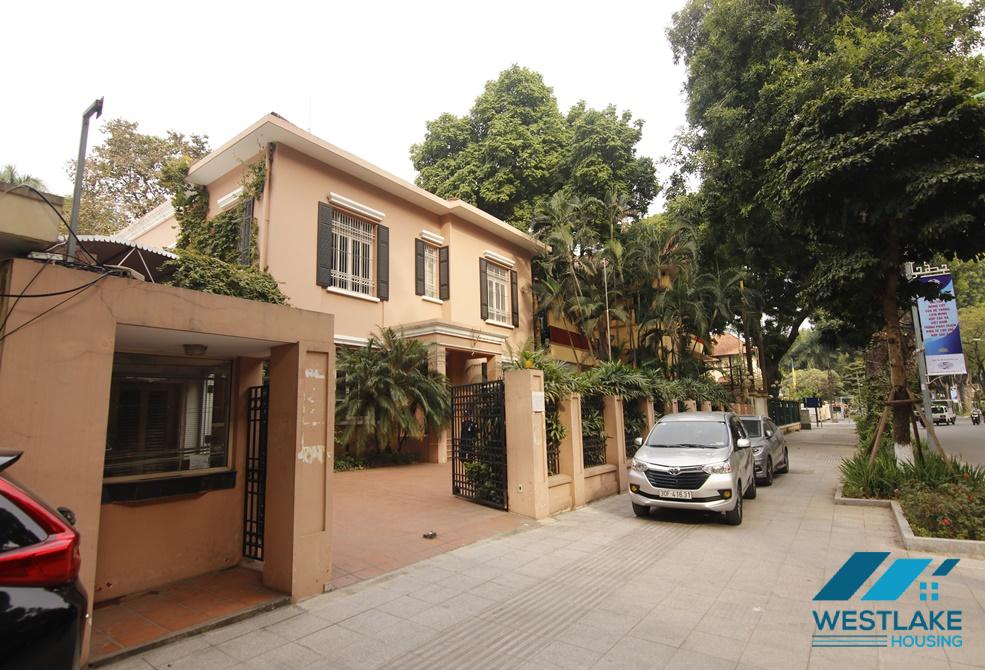 Cho thuê biệt thự tại phố Lê Hồng Phong trung tâm quận Ba Đình 