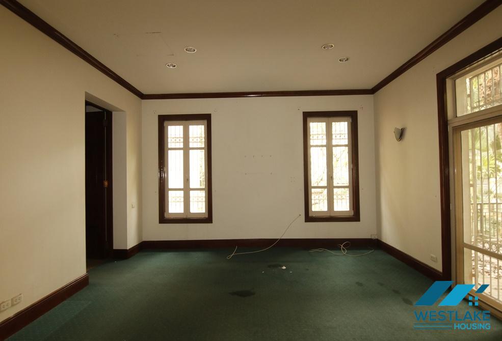 Cho thuê biệt thự tại phố Lê Hồng Phong trung tâm quận Ba Đình