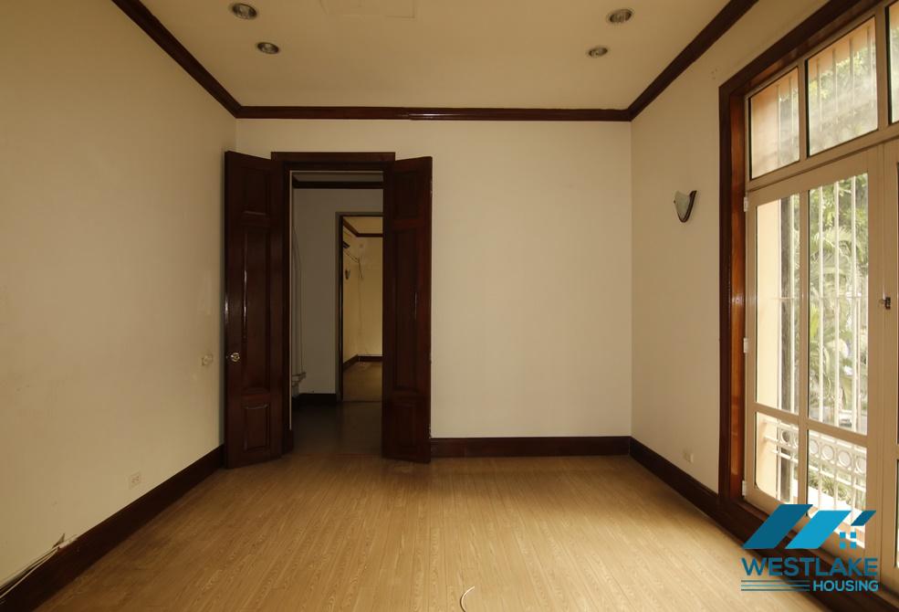 Cho thuê biệt thự tại phố Lê Hồng Phong trung tâm quận Ba Đình