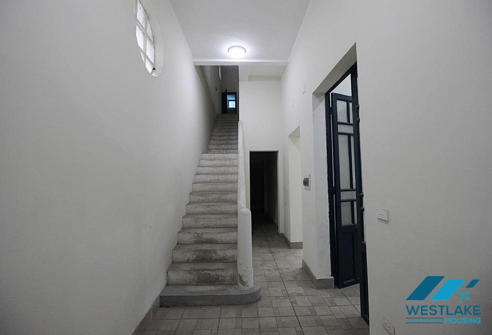 Biệt thự cho thuê tại Hoàn Kiếm thích hợp để ở, kinh doanh hoặc làm văn phòng