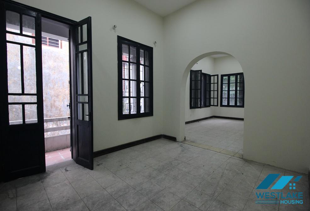 Biệt thự cho thuê tại Hoàn Kiếm thích hợp để ở, kinh doanh hoặc làm văn phòng