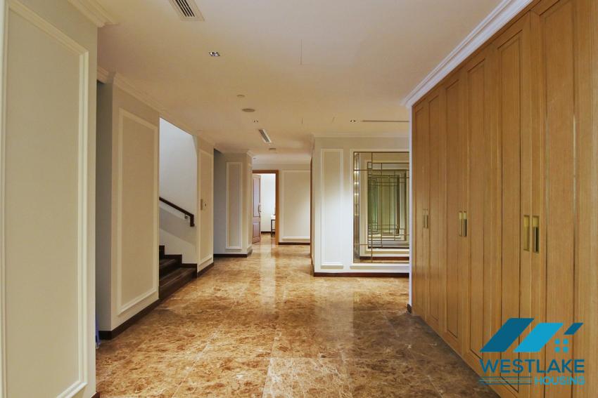  President Suite PENT-HOUSE with grand living room/ reception area. Central location+full services