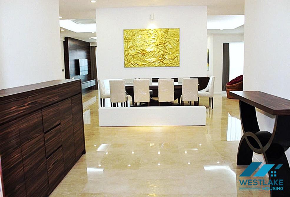 Cho thuê căn hộ 4 phòng ngủ view hồ và sân golf tại tòa nhà L1, Ciputra, Tây Hồ