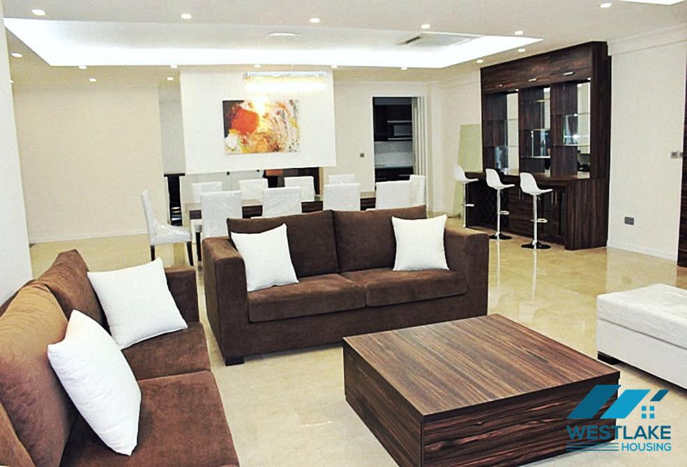 Cho thuê căn hộ 4 phòng ngủ view hồ và sân golf tại tòa nhà L1, Ciputra, Tây Hồ
