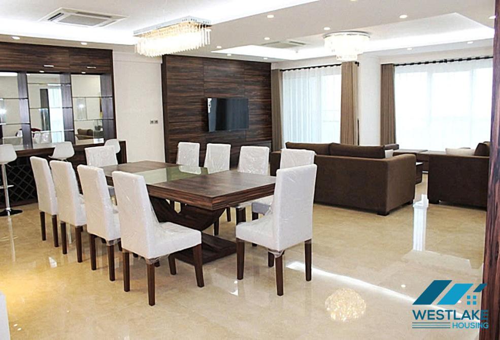 Cho thuê căn hộ 4 phòng ngủ view hồ và sân golf tại tòa nhà L1, Ciputra, Tây Hồ