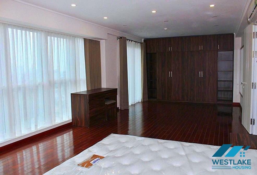 Cho thuê căn hộ 4 phòng ngủ view hồ và sân golf tại tòa nhà L1, Ciputra, Tây Hồ