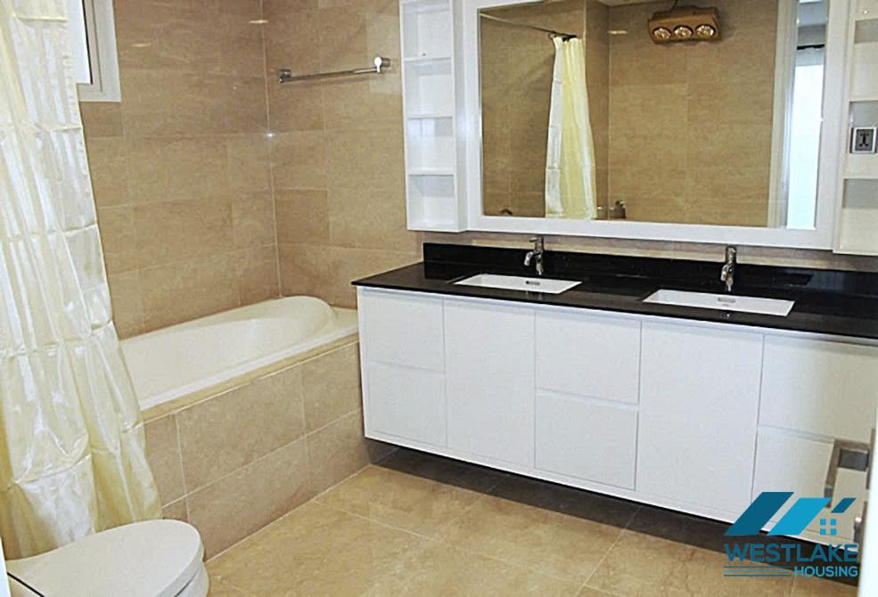 Cho thuê căn hộ 4 phòng ngủ view hồ và sân golf tại tòa nhà L1, Ciputra, Tây Hồ