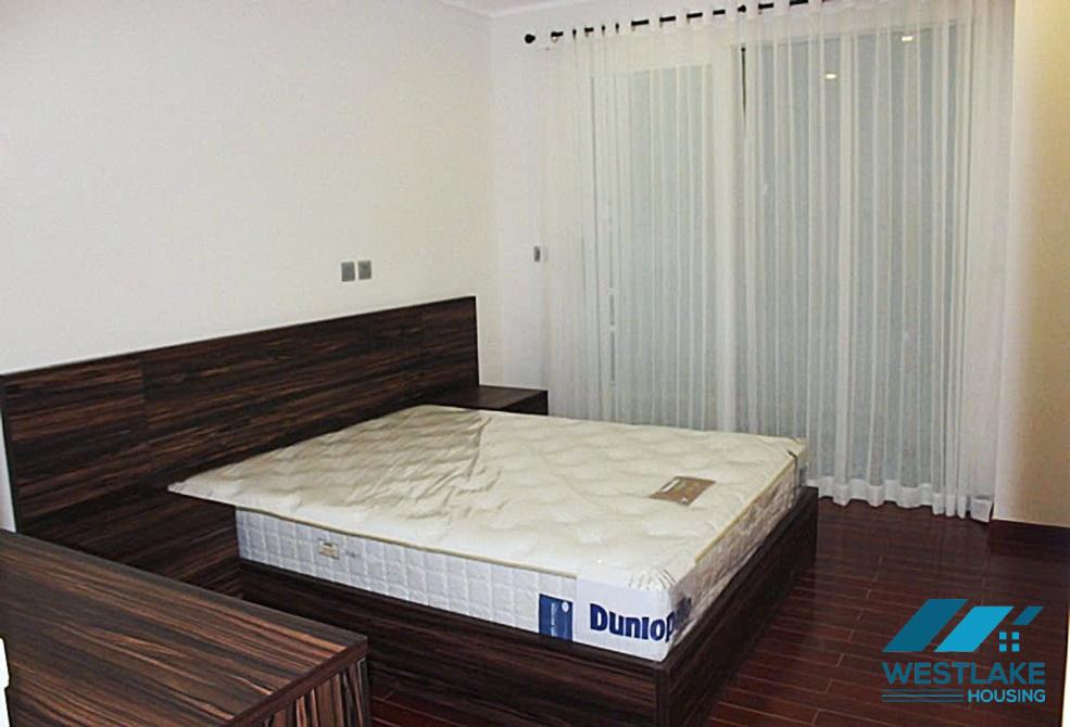 Cho thuê căn hộ 4 phòng ngủ view hồ và sân golf tại tòa nhà L1, Ciputra, Tây Hồ