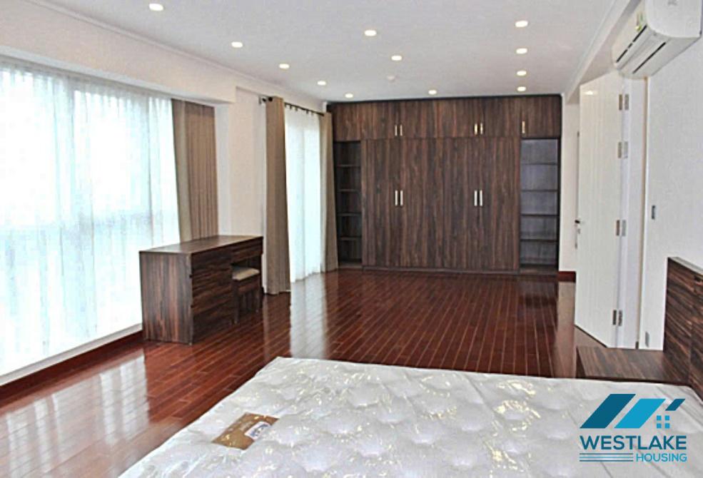 Cho thuê căn hộ 4 phòng ngủ view hồ và sân golf tại tòa nhà L1, Ciputra, Tây Hồ