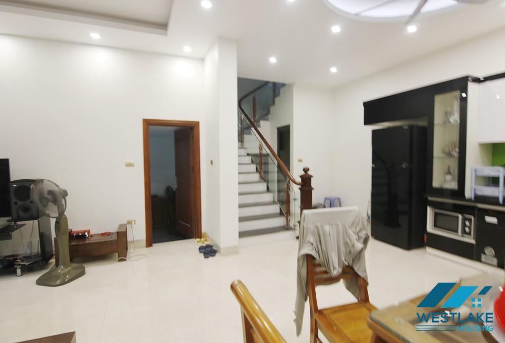 Cho thuê nhà 3 phòng ngủ tại Ngọc Thụy gần trường quốc tế Pháp.