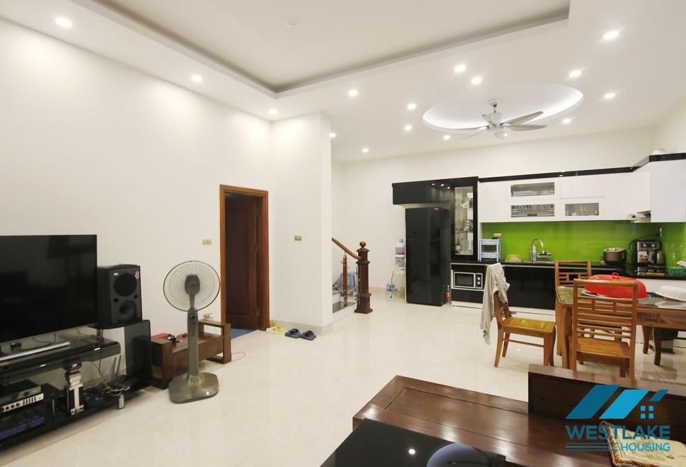 Cho thuê nhà 3 phòng ngủ tại Ngọc Thụy gần trường quốc tế Pháp.
