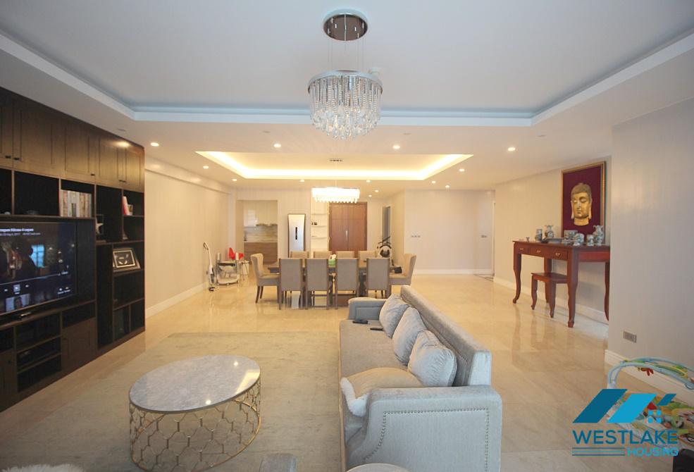 Căn hộ rộng rãi và sáng sủa tại khu vực Ciputra, Tây Hồ