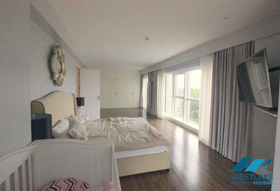 Căn hộ rộng rãi và sáng sủa tại khu vực Ciputra, Tây Hồ