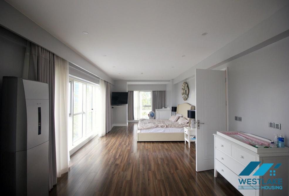 Căn hộ rộng rãi và sáng sủa tại khu vực Ciputra, Tây Hồ