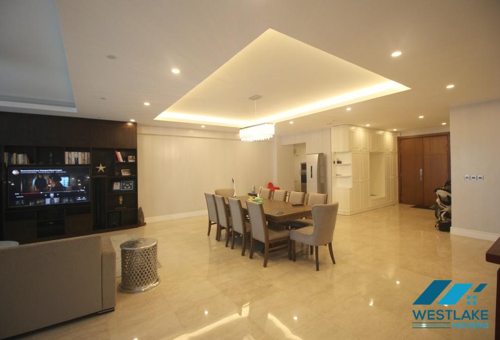 Căn hộ rộng rãi và sáng sủa tại khu vực Ciputra, Tây Hồ