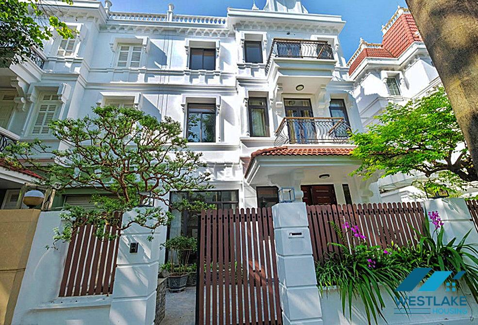 Ngôi nhà 4 phòng ngủ hiện đại và được cải tạo tốt ở khu T yên tĩnh Ciputra