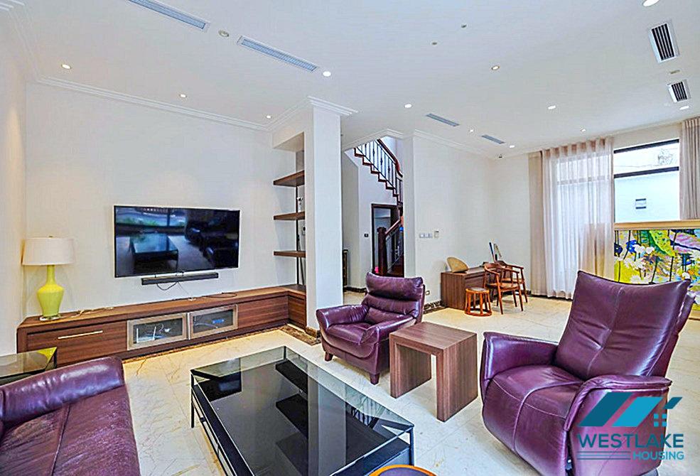 Ngôi nhà 4 phòng ngủ hiện đại và được cải tạo tốt ở khu T yên tĩnh Ciputra