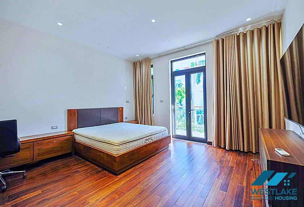 Ngôi nhà 4 phòng ngủ hiện đại và được cải tạo tốt ở khu T yên tĩnh Ciputra