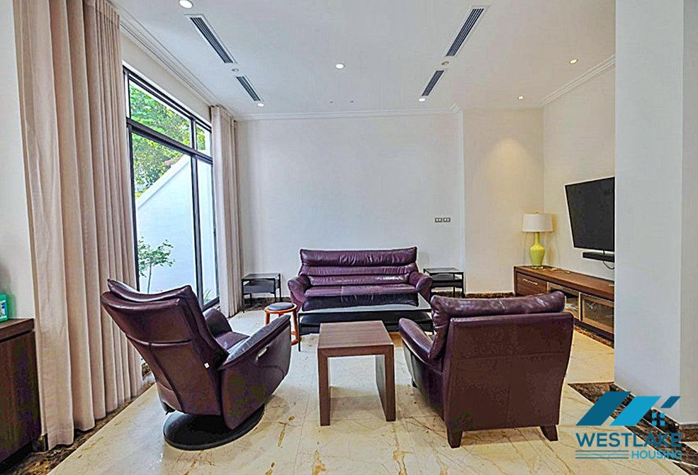 Ngôi nhà 4 phòng ngủ hiện đại và được cải tạo tốt ở khu T yên tĩnh Ciputra