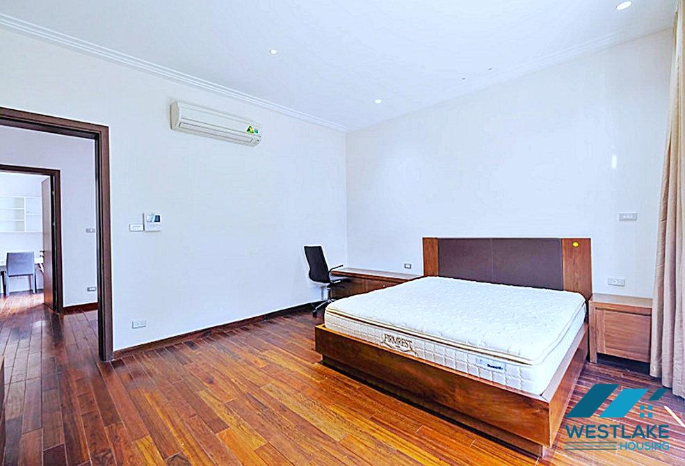 Ngôi nhà 4 phòng ngủ hiện đại và được cải tạo tốt ở khu T yên tĩnh Ciputra
