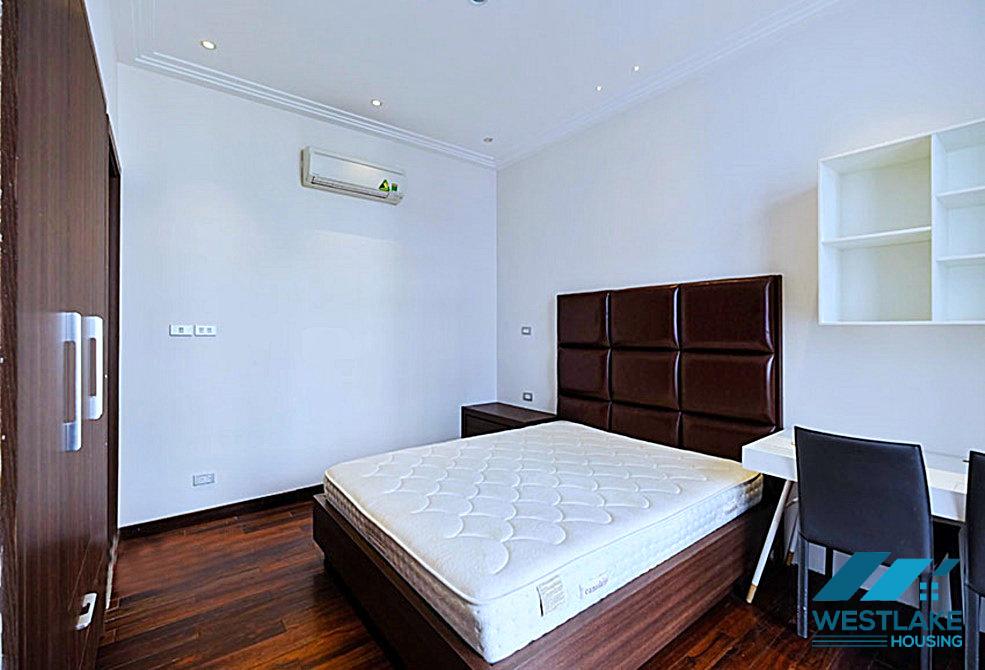 Ngôi nhà 4 phòng ngủ hiện đại và được cải tạo tốt ở khu T yên tĩnh Ciputra