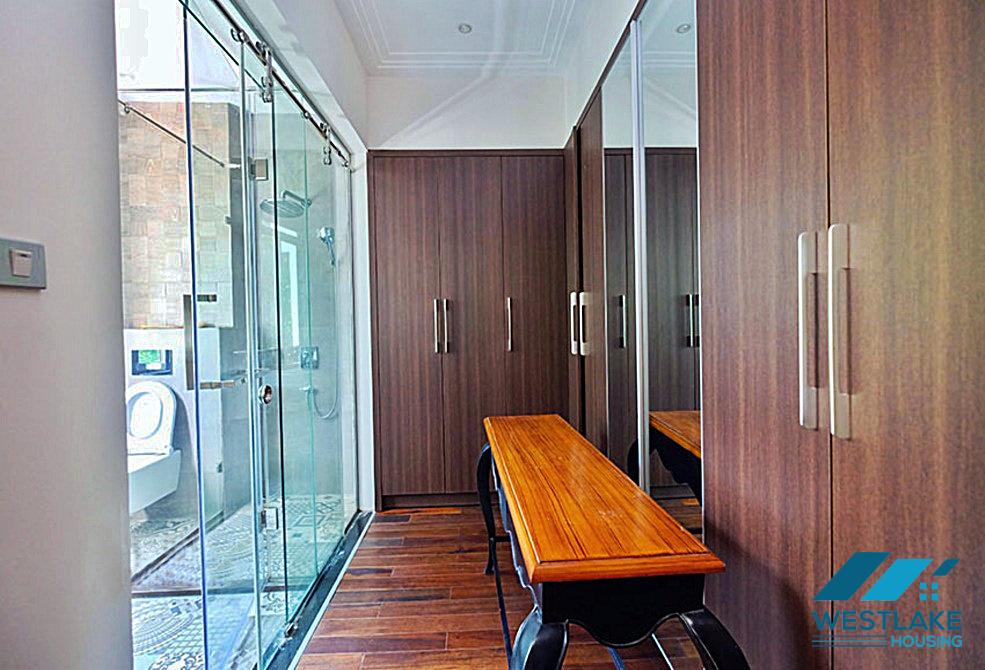 Ngôi nhà 4 phòng ngủ hiện đại và được cải tạo tốt ở khu T yên tĩnh Ciputra