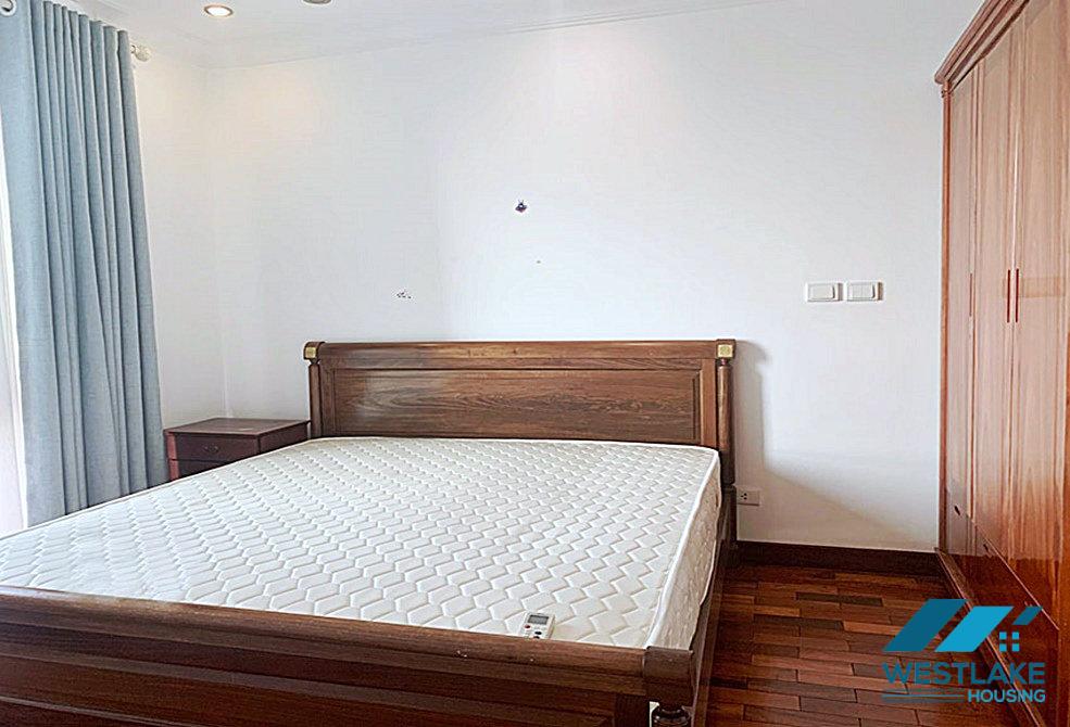 Ngôi nhà 4 phòng ngủ hiện đại và được cải tạo tốt ở khu T yên tĩnh Ciputra