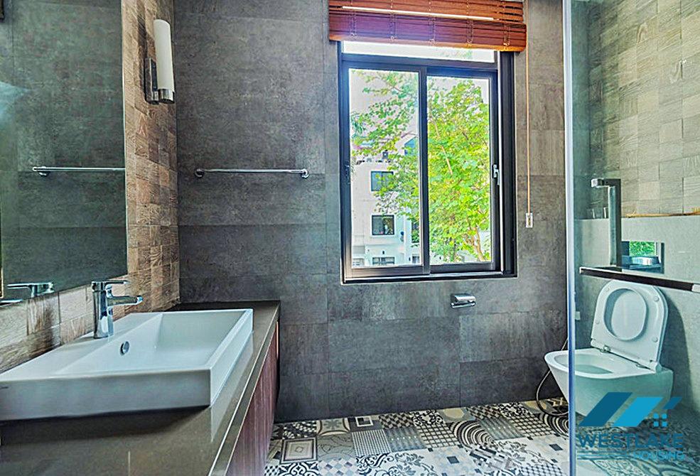 Ngôi nhà 4 phòng ngủ hiện đại và được cải tạo tốt ở khu T yên tĩnh Ciputra
