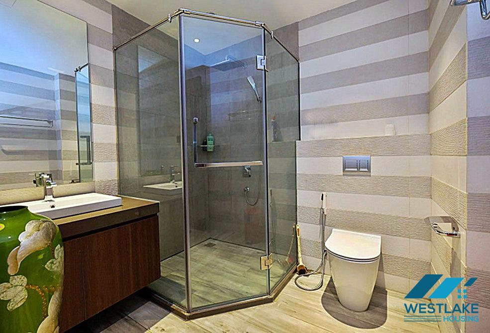 Ngôi nhà 4 phòng ngủ hiện đại và được cải tạo tốt ở khu T yên tĩnh Ciputra