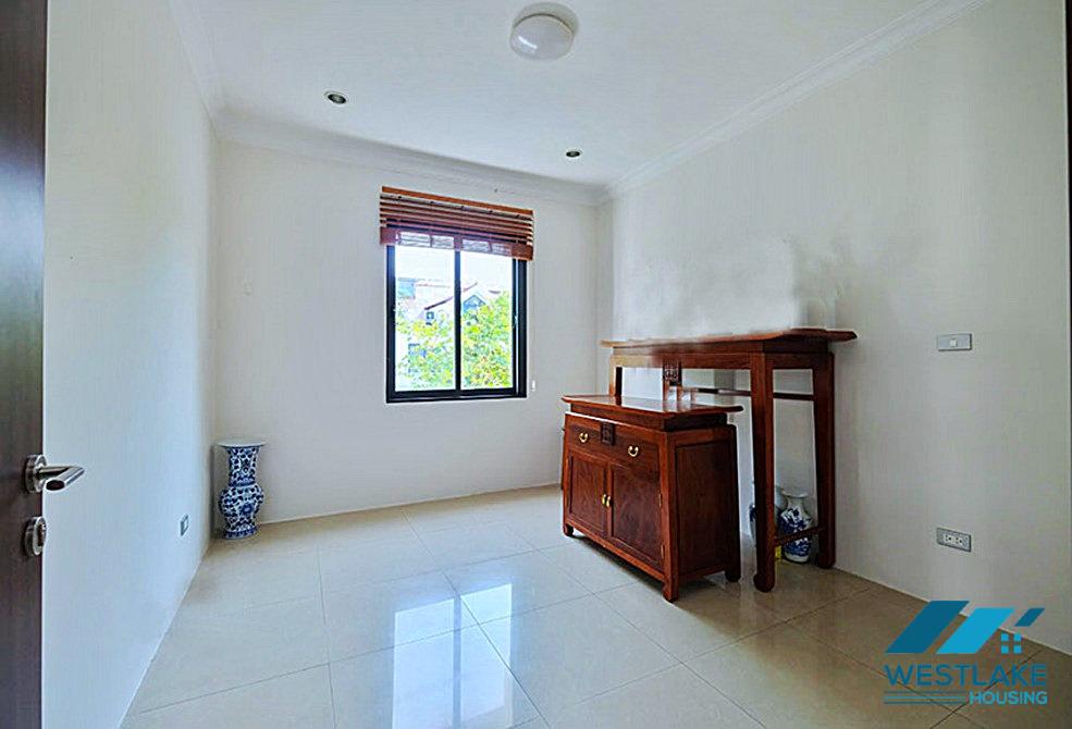 Ngôi nhà 4 phòng ngủ hiện đại và được cải tạo tốt ở khu T yên tĩnh Ciputra