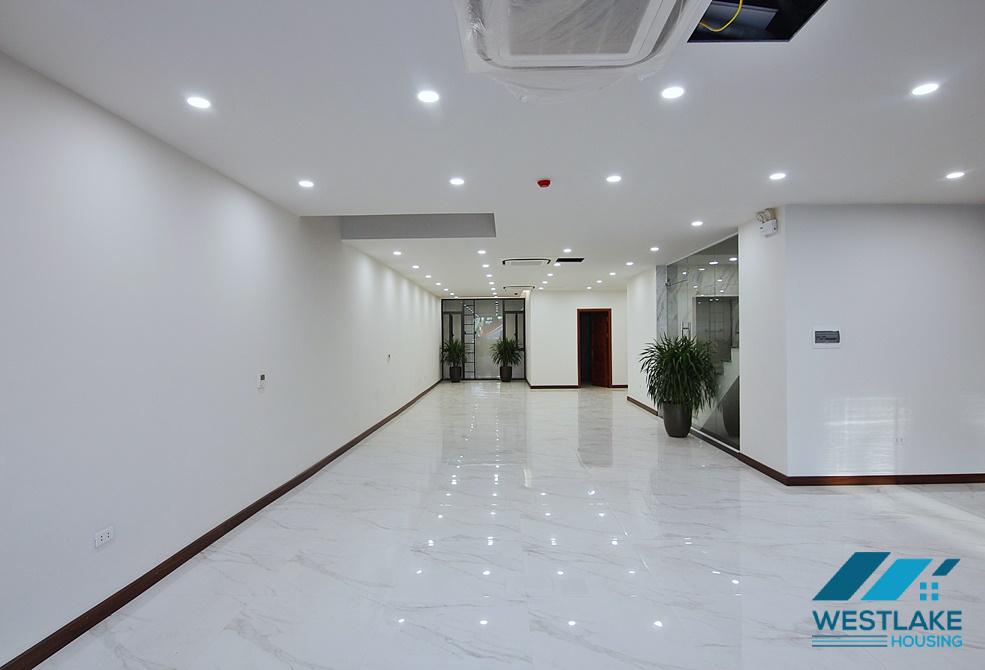 Cho Thuê Không Gian Thương Mại Rộng Rãi Trên Phố Âu Cơ, Tây Hồ
