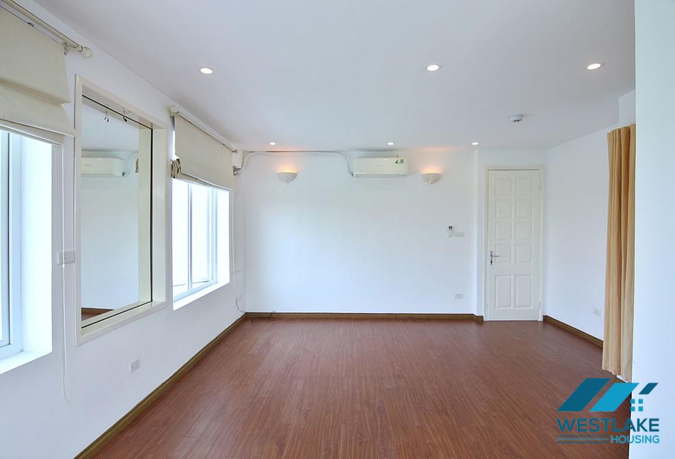 Cho Thuê Biệt Thự 4 Phòng Ngủ, Có Sân Vườn Và Hồ Bơi Rộng Nằm Trong Khu Phố Yên Tĩnh Tại Tây Hồ, Hà Nội